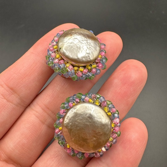 Vintage Miriam Haskell Baroque Pearl And Rainbow Bead Gold Tone Clip Earrings - Picture 13 of 14